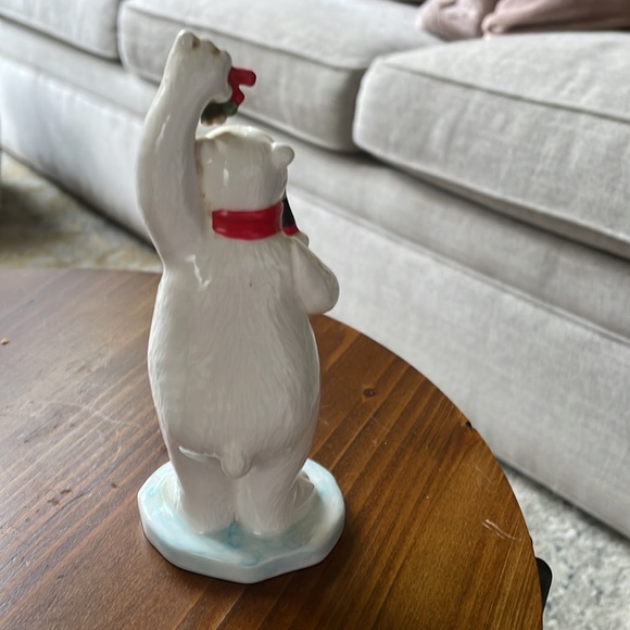 1997 Coca-Cola Polar Bear w/ Mistletoe red scarf & a Coke. Ceramic Figurine - Picture 4 of 5